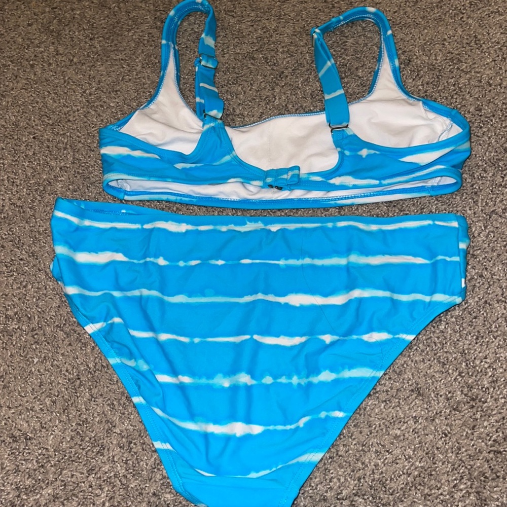 Blue & white patterned bikini - Picture 2 of 4